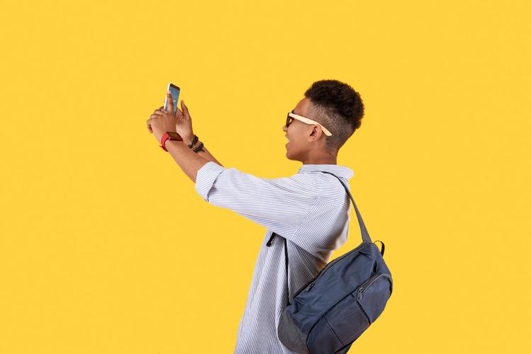 男人风光背景图片彩色电子科技双手拿着手机拍照摄影记录照片电子产